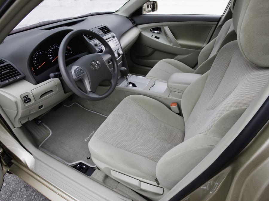 Интерьер Toyota Camry LE 2009 года  (NA) (фото 4 из 20)